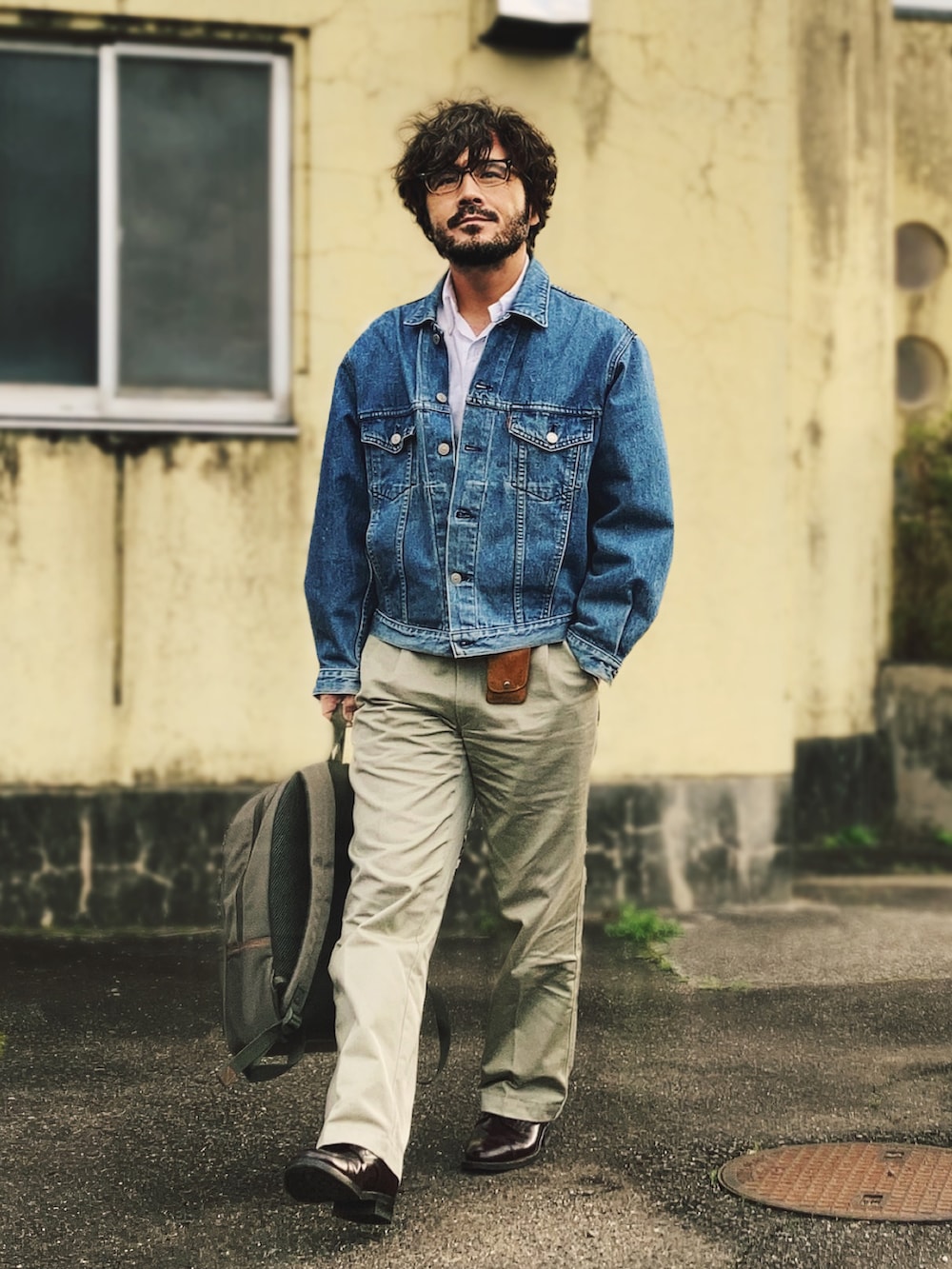 ブルー系のデニムジャケット、ホワイト系のシャツ/ブラウス、ベージュ系のチノパンツを着用したメンズの春コーディネートの2枚目の写真