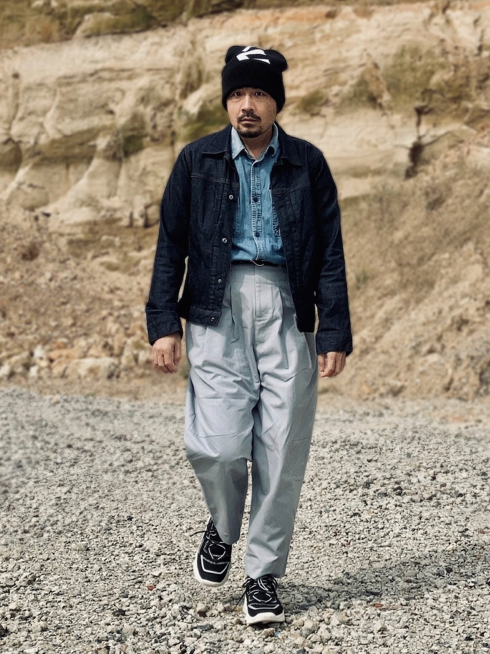 「デニム、ニット帽、デニムシャツ、デニムジャケット、バギーパンツ、ワイドパンツ、ワークパンツ、厚底シューズ、ソックススニーカー、スニーカー、SHINYA KOZUKA、KENZO、ETUDES、古着MIX、ワークスタイル」|「GAPのsize M 古着(シャツ/ブラウス、ブルー系)」を使った、koppaさん(メンズ・169cm)の秋コーディネートの2枚目の写真