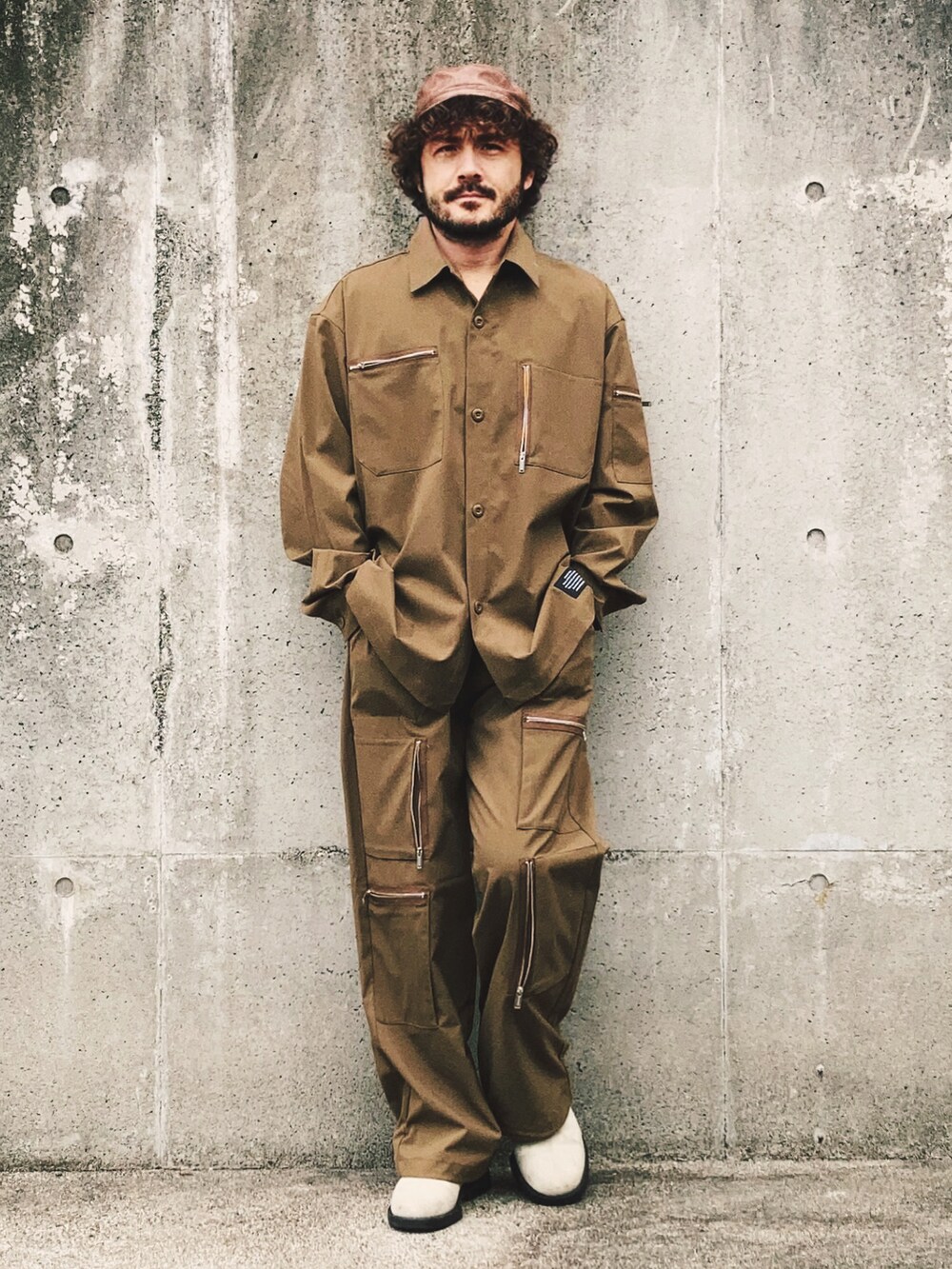 ベージュ系のセットアップ、ベージュ系のパンツ、ベージュ系のブーツを着用したメンズの秋コーディネートの4枚目の写真