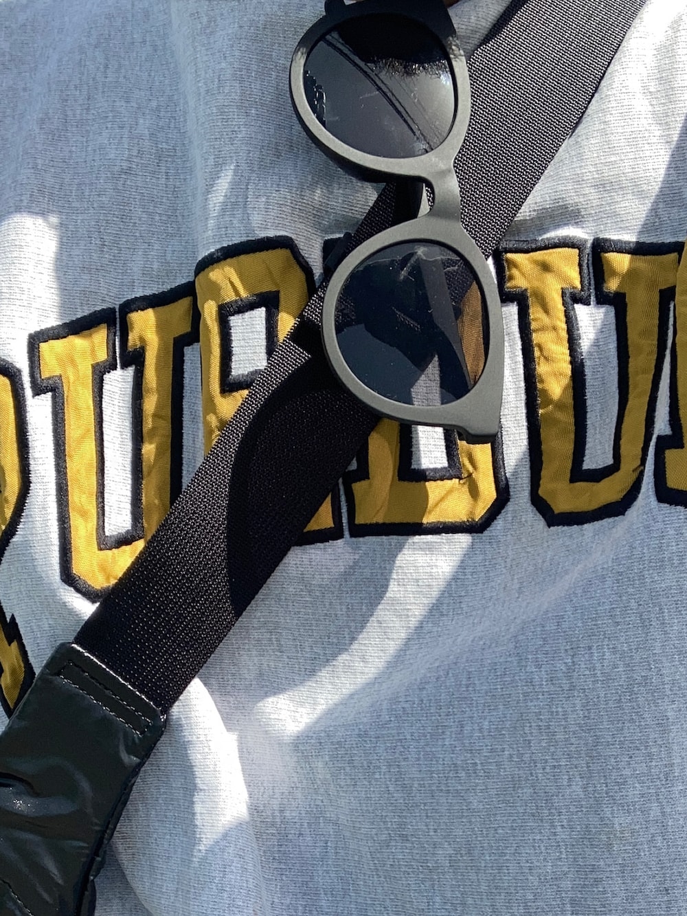 グレー系のスウェット、ブラック系のその他パンツ、ブラック系のドレスシューズを着用したメンズの春コーディネートの3枚目の写真