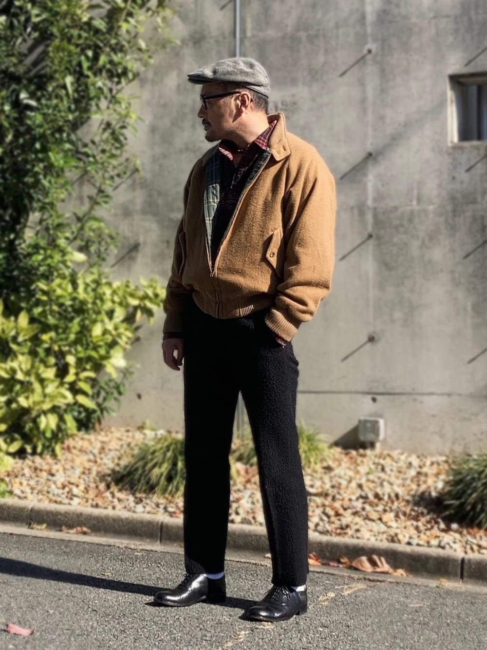 その他のシャツ/ブラウス、ブラウン系のブルゾン、ブラック系のスラックスを着用したメンズの秋コーディネートの4枚目の写真