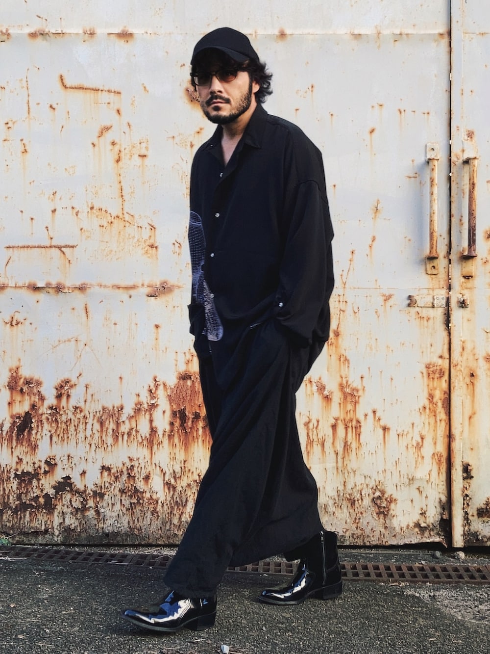 ブラック系のシャツ/ブラウス、ブラック系のその他パンツ、ブラック系のブーツを着用したメンズの秋コーディネートの2枚目の写真