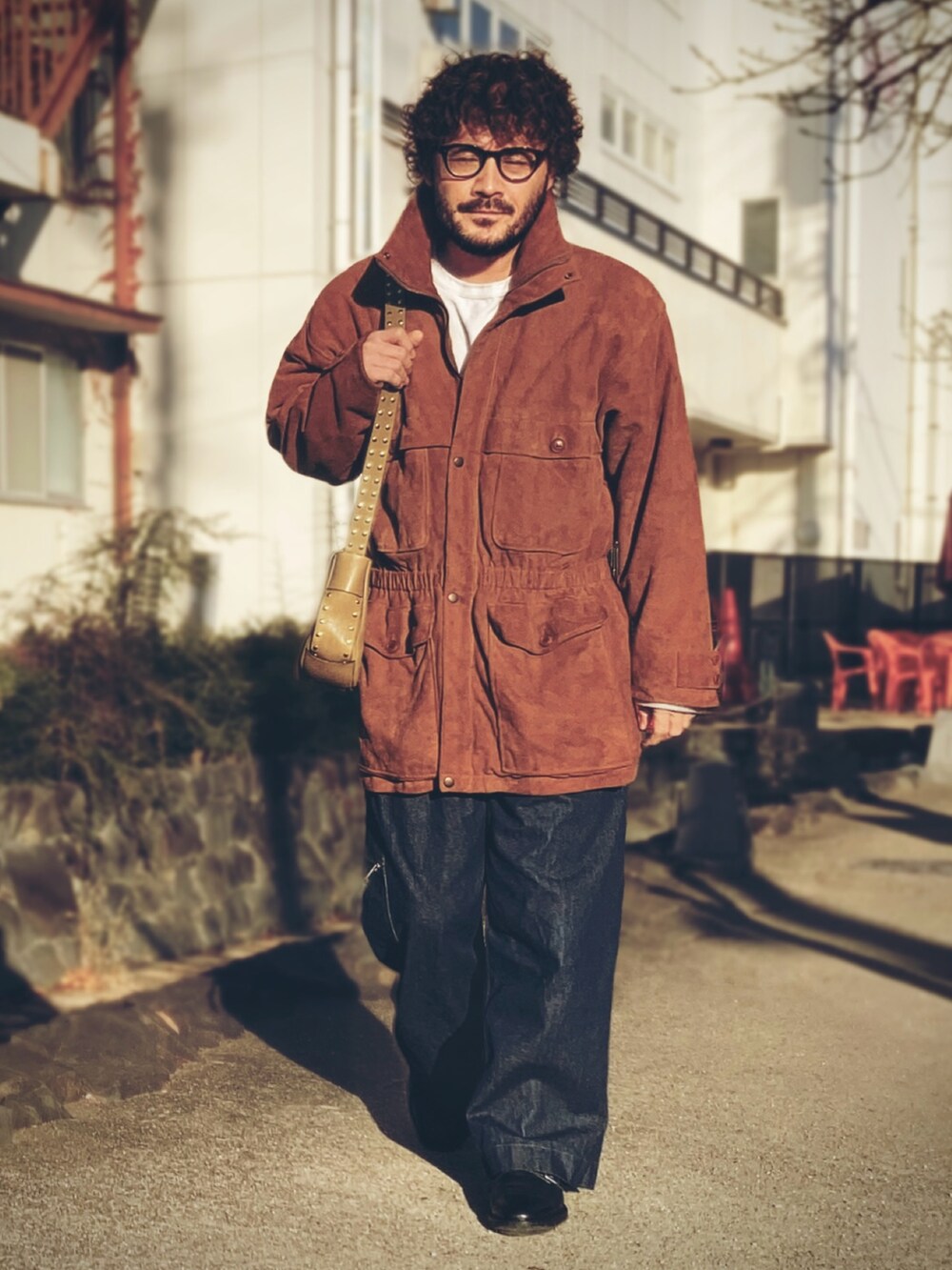 ブラウン系のその他アウター、ホワイト系のTシャツ/カットソー、ブルー系のデニムパンツを着用したメンズの冬コーディネートの3枚目の写真