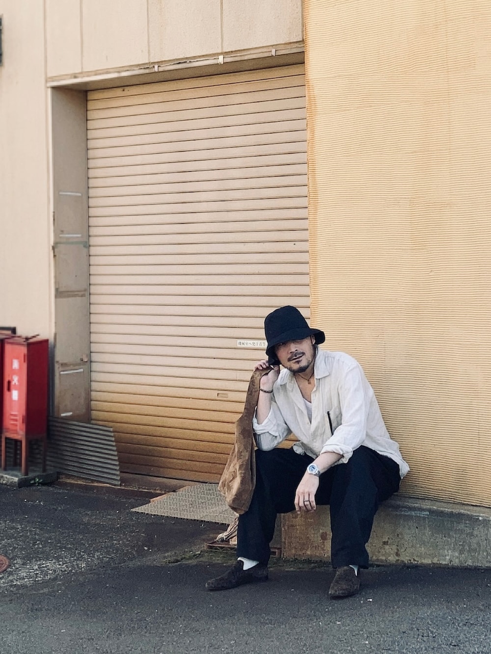 ホワイト系のタンクトップ、ベージュ系のシャツ/ブラウス、ブラック系のその他パンツを着用したメンズの春コーディネートの2枚目の写真