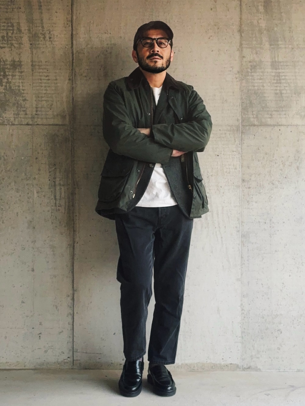 グレー系のテーラードジャケット、グリーン系のその他アウター、ホワイト系のTシャツ/カットソーを着用したメンズの冬コーディネートの2枚目の写真