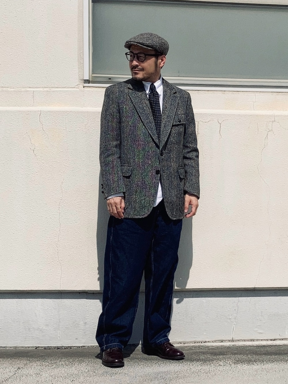 ブルー系のデニムパンツ、グレー系のテーラードジャケット、ホワイト系のシャツ/ブラウスを着用したメンズの春コーディネートの3枚目の写真