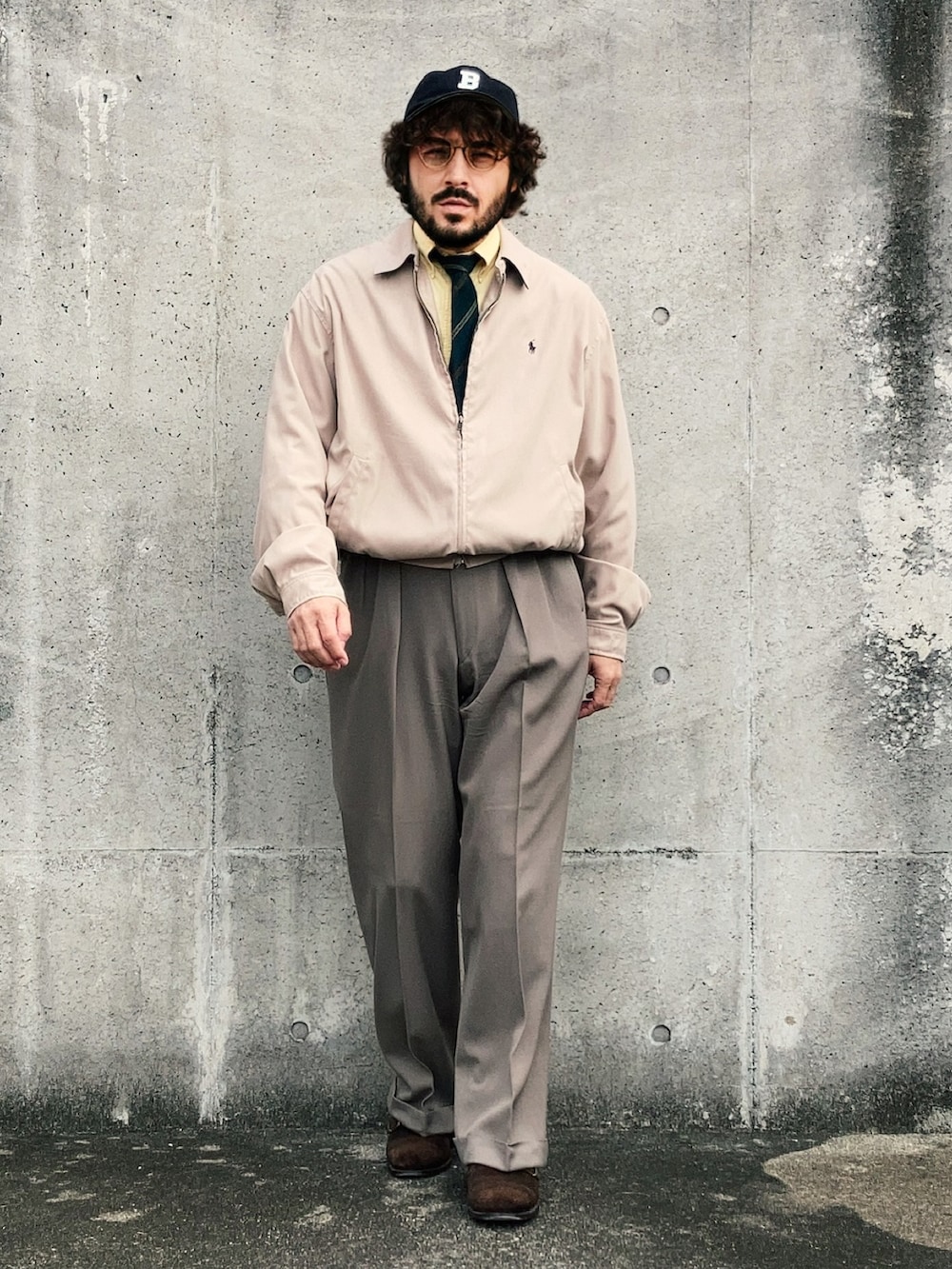 ベージュ系のブルゾン、イエロー系のシャツ/ブラウス、グレー系のスラックスを着用したメンズの秋コーディネートの5枚目の写真