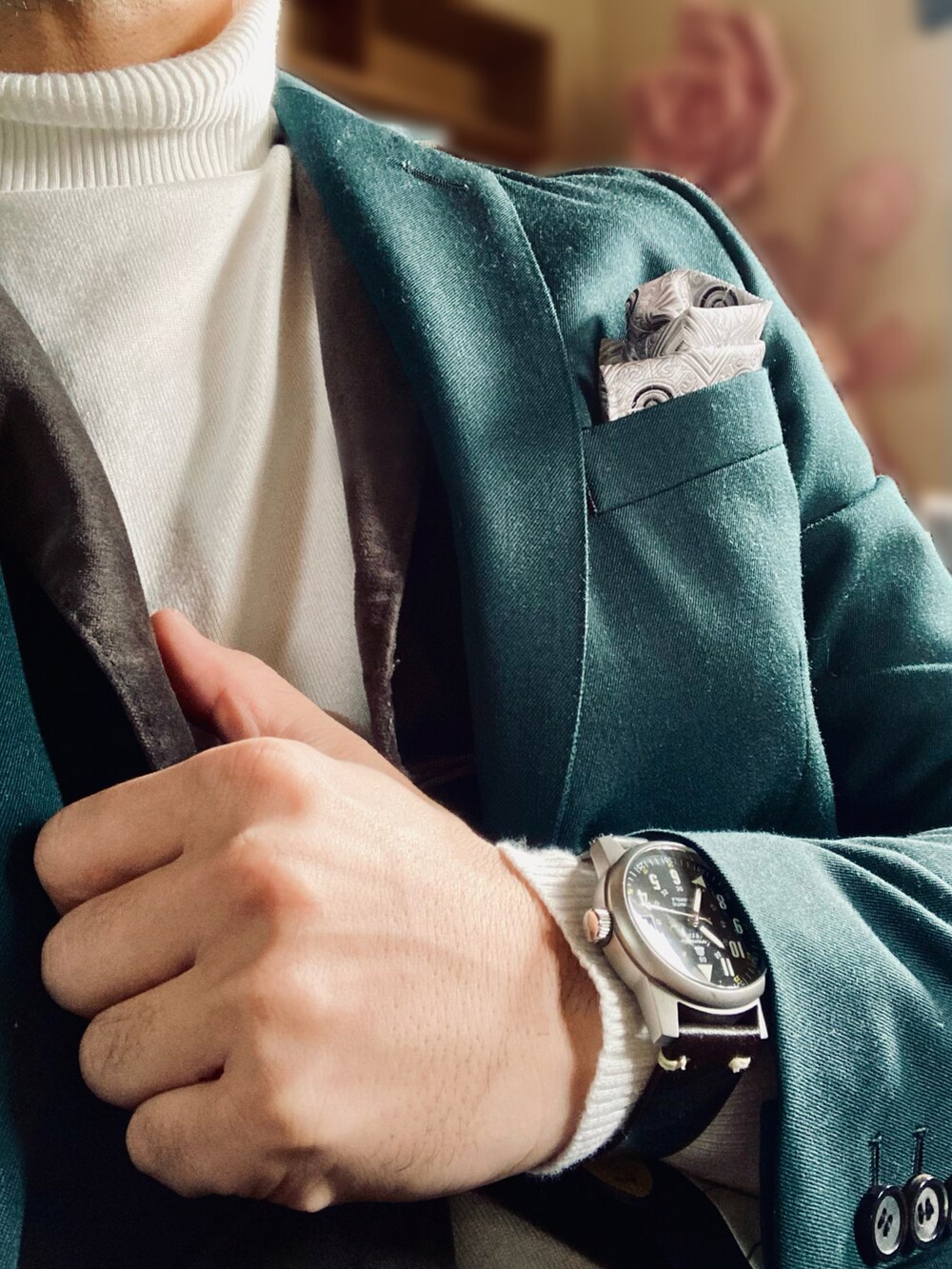 ホワイト系のニット/セーター、グリーン系のテーラードジャケット、グレー系のスラックスを着用したメンズの冬コーディネートの4枚目の写真