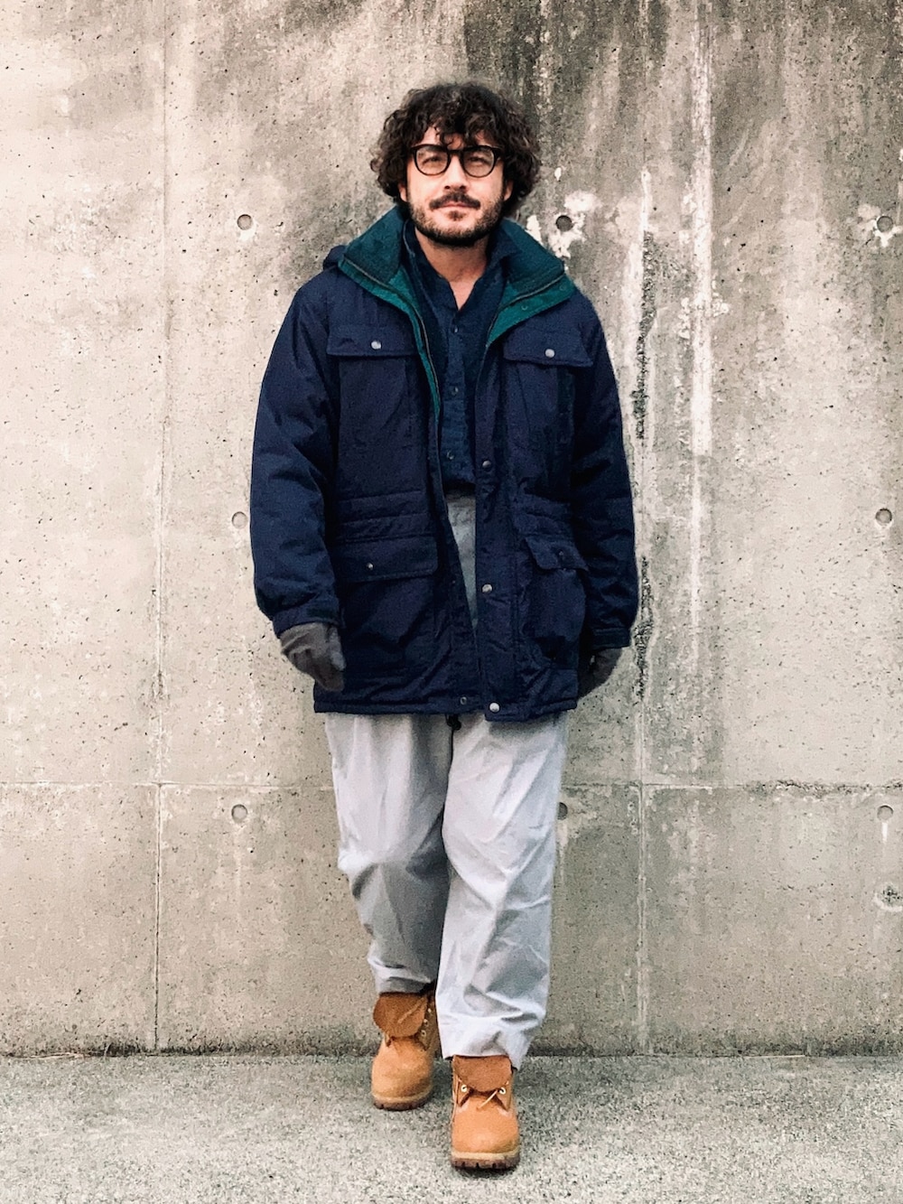 グレー系のパンツ、ブルー系のその他アウター、ブラウン系のブーツを着用したメンズの秋コーディネートの3枚目の写真