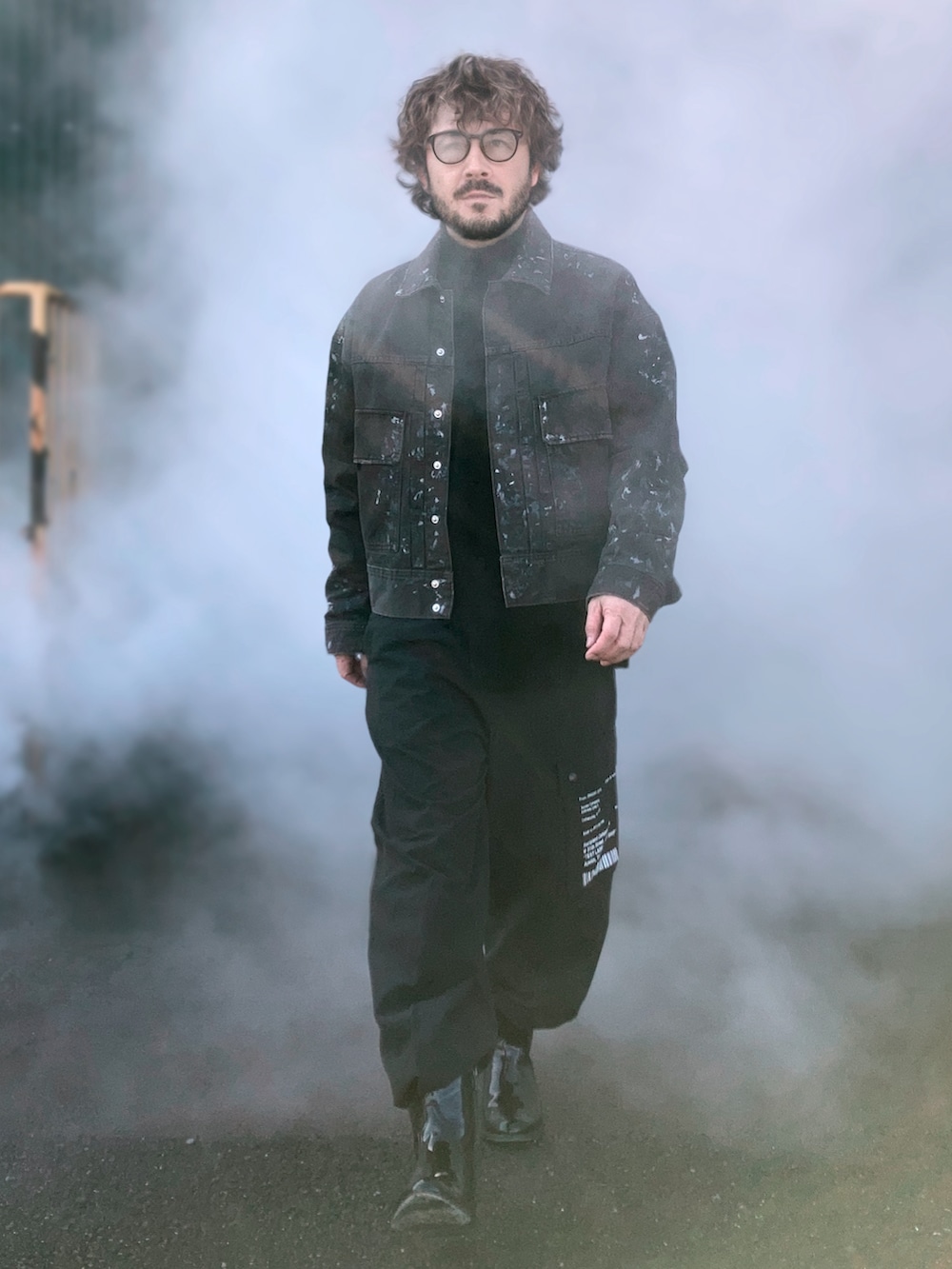 ブラック系のパンツ、ブラウン系のデニムジャケット、ブラック系のブーツを着用したメンズの冬コーディネートの3枚目の写真