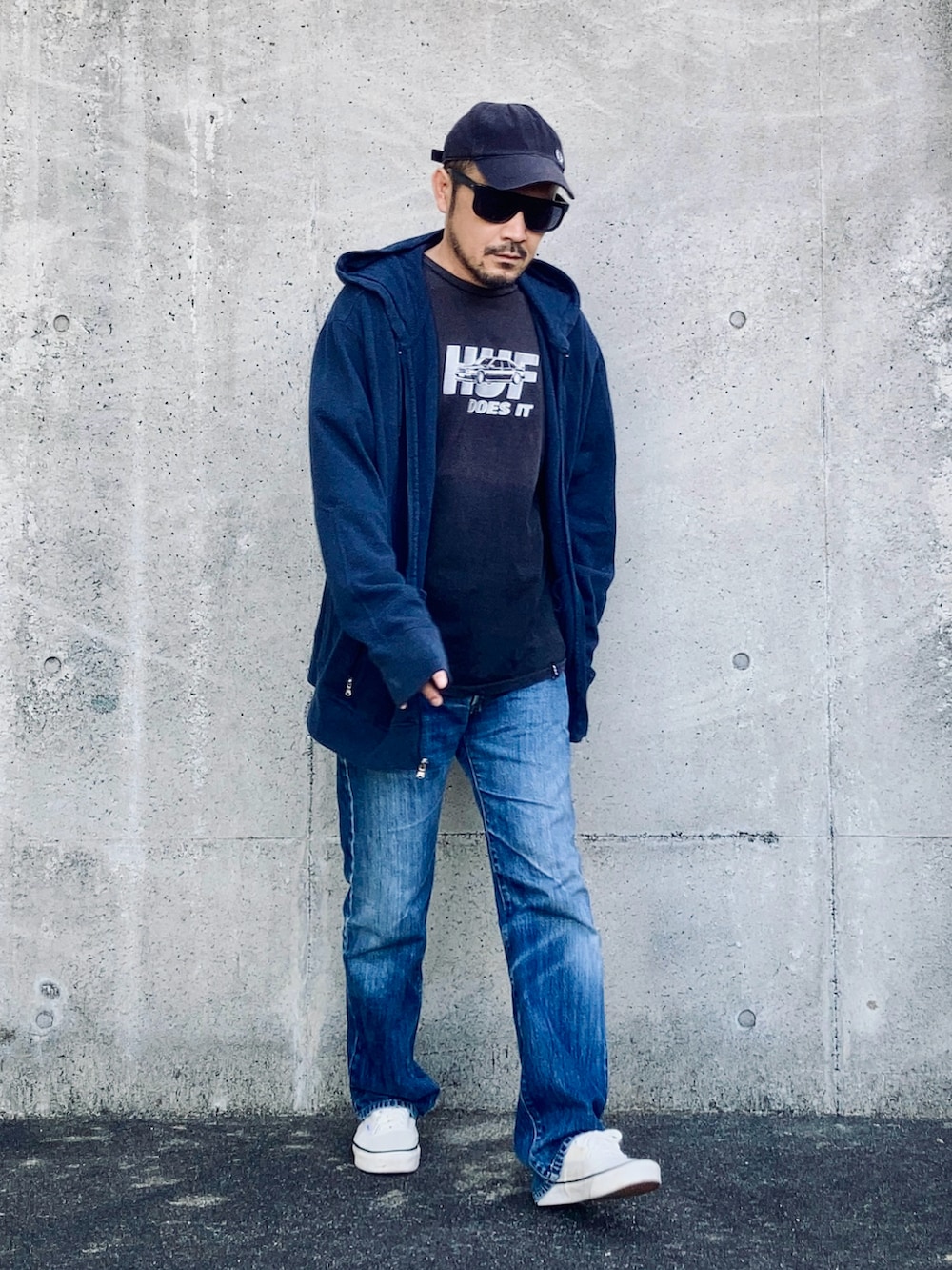 ブルー系のデニムパンツ、ブラック系のTシャツ/カットソー、ブルー系のパーカーを着用したメンズの春コーディネートの2枚目の写真