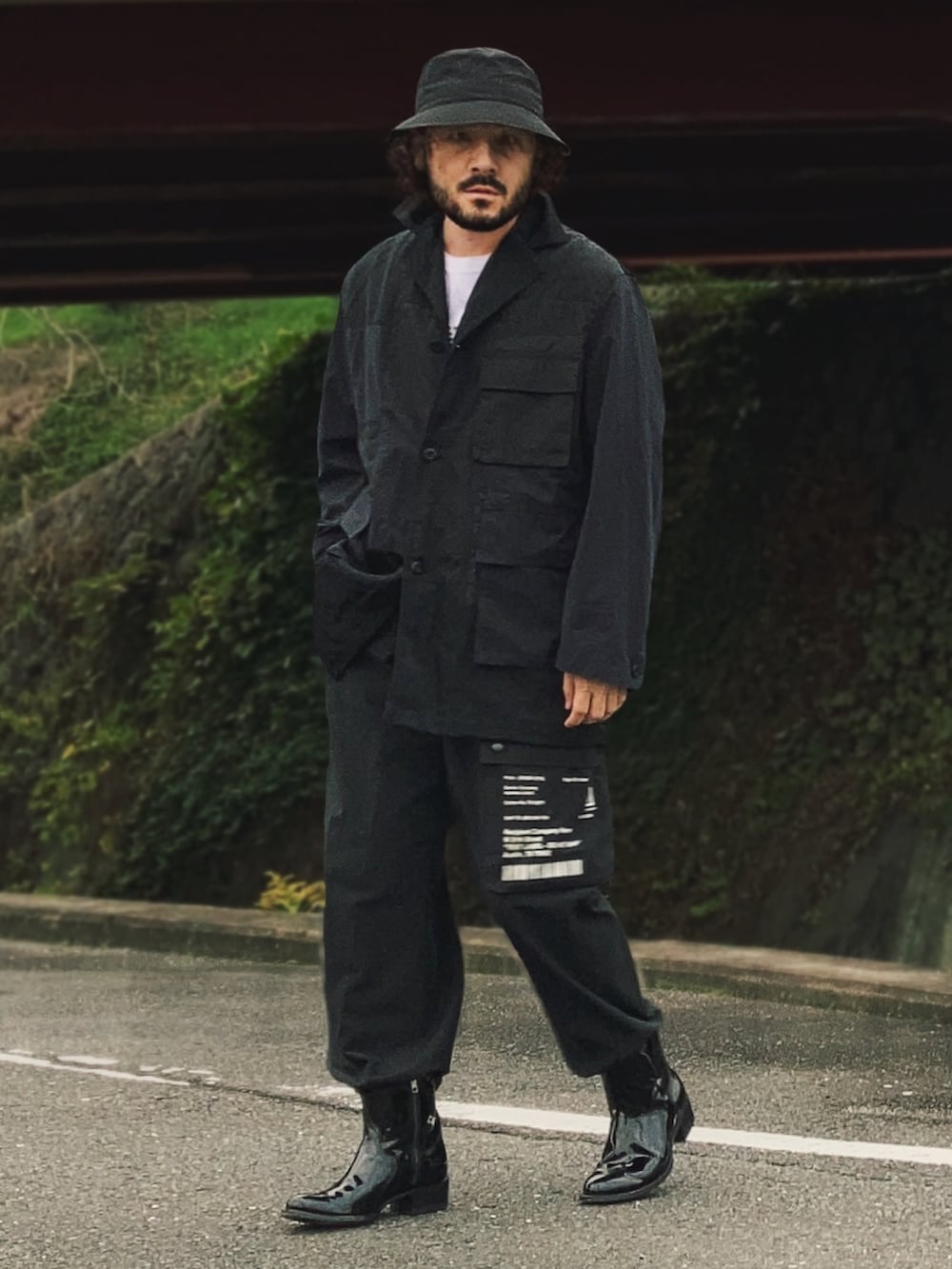 「モード、ストリート、モードストリート、ナイロンジャケット、ミリタリージャケット、ジョガーパンツ、ブーツ、バケハ、ブラックコーデ、最近のいい感じコーデ」｜「SHAREEFのSTUDIOUS限定SIDE DESIGN TECH CARGO PANTS（パンツ、ブラック系）」を使った、koppaさん（メンズ・169cm）の秋コーディネートの2枚目の写真