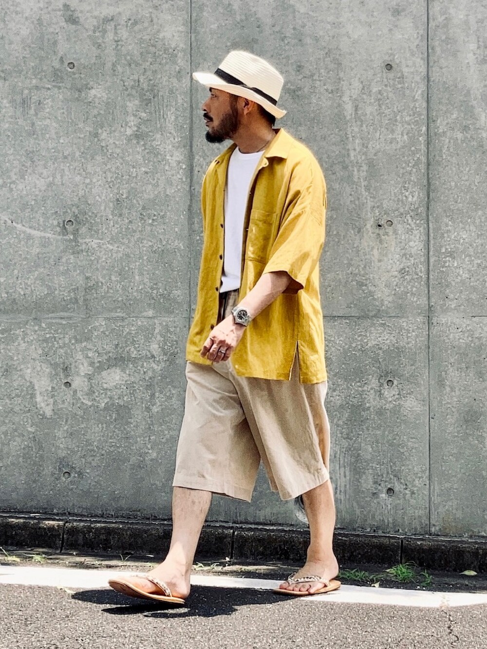 イエロー系のシャツ/ブラウス、ベージュ系のその他パンツ、ベージュ系のサンダルを着用したメンズの夏コーディネートの2枚目の写真