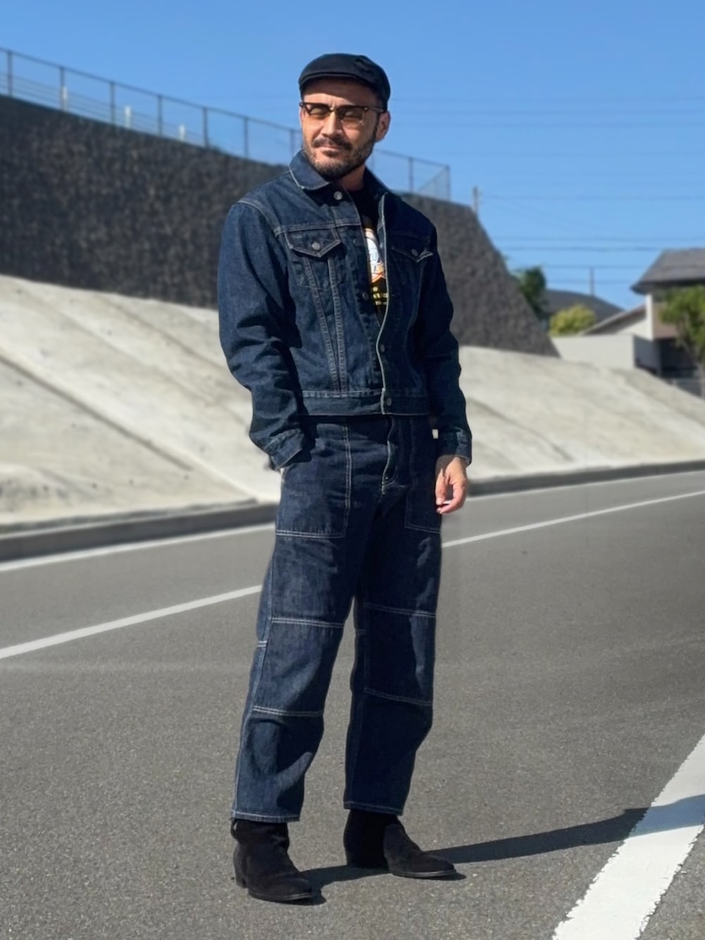 ブラック系のブーツ、ブルー系のデニムジャケット、ブルー系のデニムパンツを着用したメンズの春コーディネートの2枚目の写真