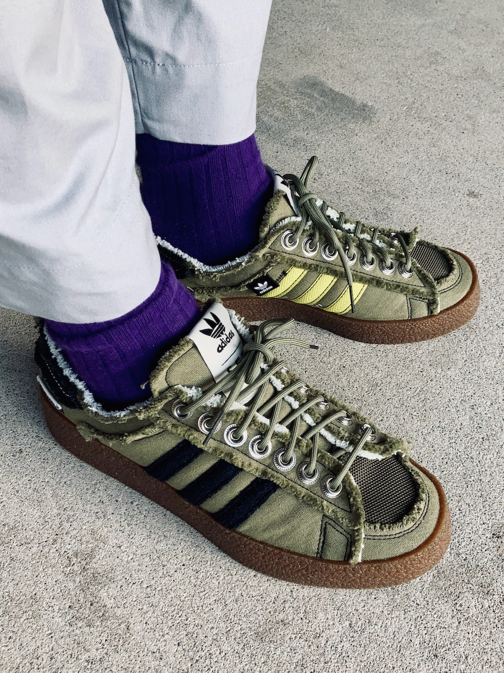 ブルー系のニット/セーター、ブラウン系のブルゾン、グレー系のパンツを着用したメンズの冬コーディネートの4枚目の写真