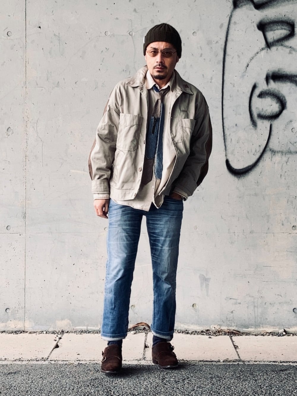 ベージュ系のシャツ/ブラウス、ベージュ系のその他アウター、ブルー系のデニムパンツを着用したメンズの秋コーディネートの2枚目の写真