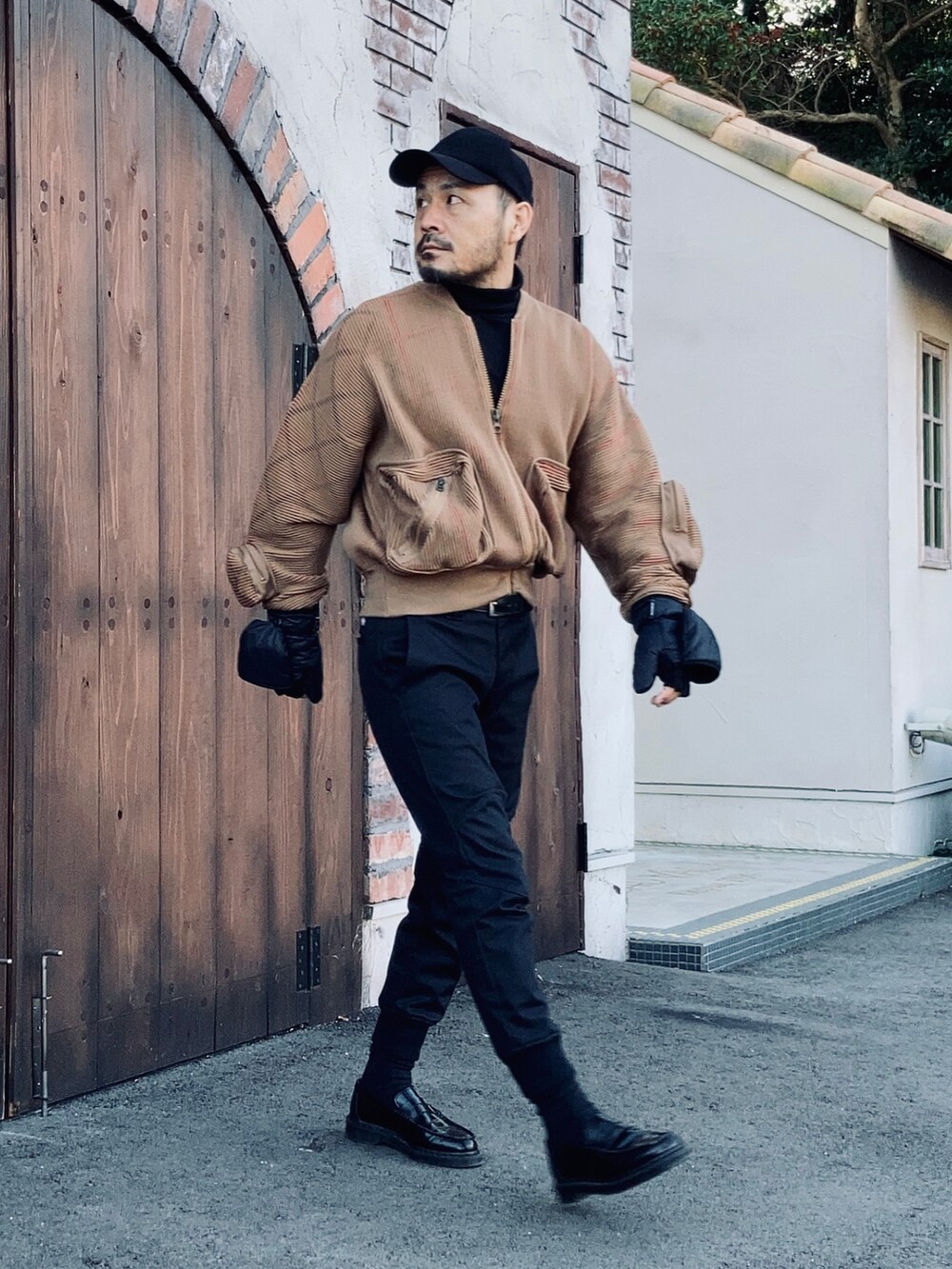 ブラウン系のMA-1、ブラック系のTシャツ/カットソー、ブラック系のその他パンツを着用したメンズの秋コーディネートの3枚目の写真