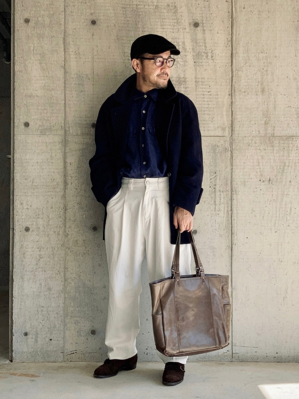 ブルー系のピーコート、ホワイト系のスラックス、ブラウン系のドレスシューズを着用したメンズの秋コーディネートの2枚目の写真