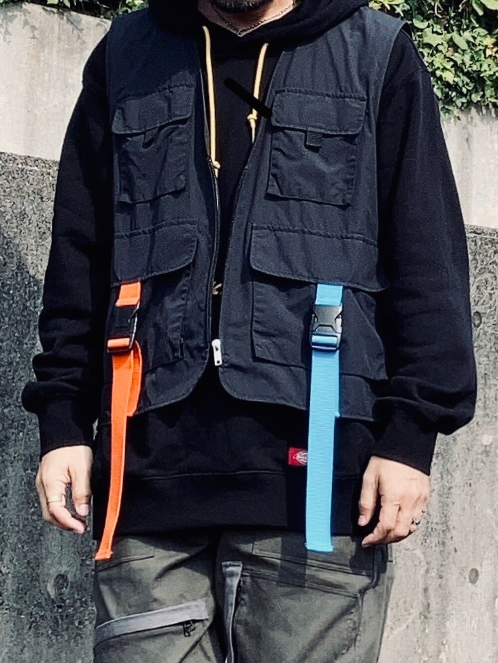 「カジュアル、アウトドア、アウトドアスタイル、パーカー、ストリート、ベスト、ワイドパンツ、ワークパンツ、ワークブーツ、秋服、バケットハット、ミリタリーパンツ、フーディー、ストリートコーデ、ドレカジバランス」|「Dickiesの【メンズ】裏起毛スウェットパーカー(パーカー、ブラック系)」を使った、koppaさん(メンズ・169cm)の秋コーディネートの5枚目の写真