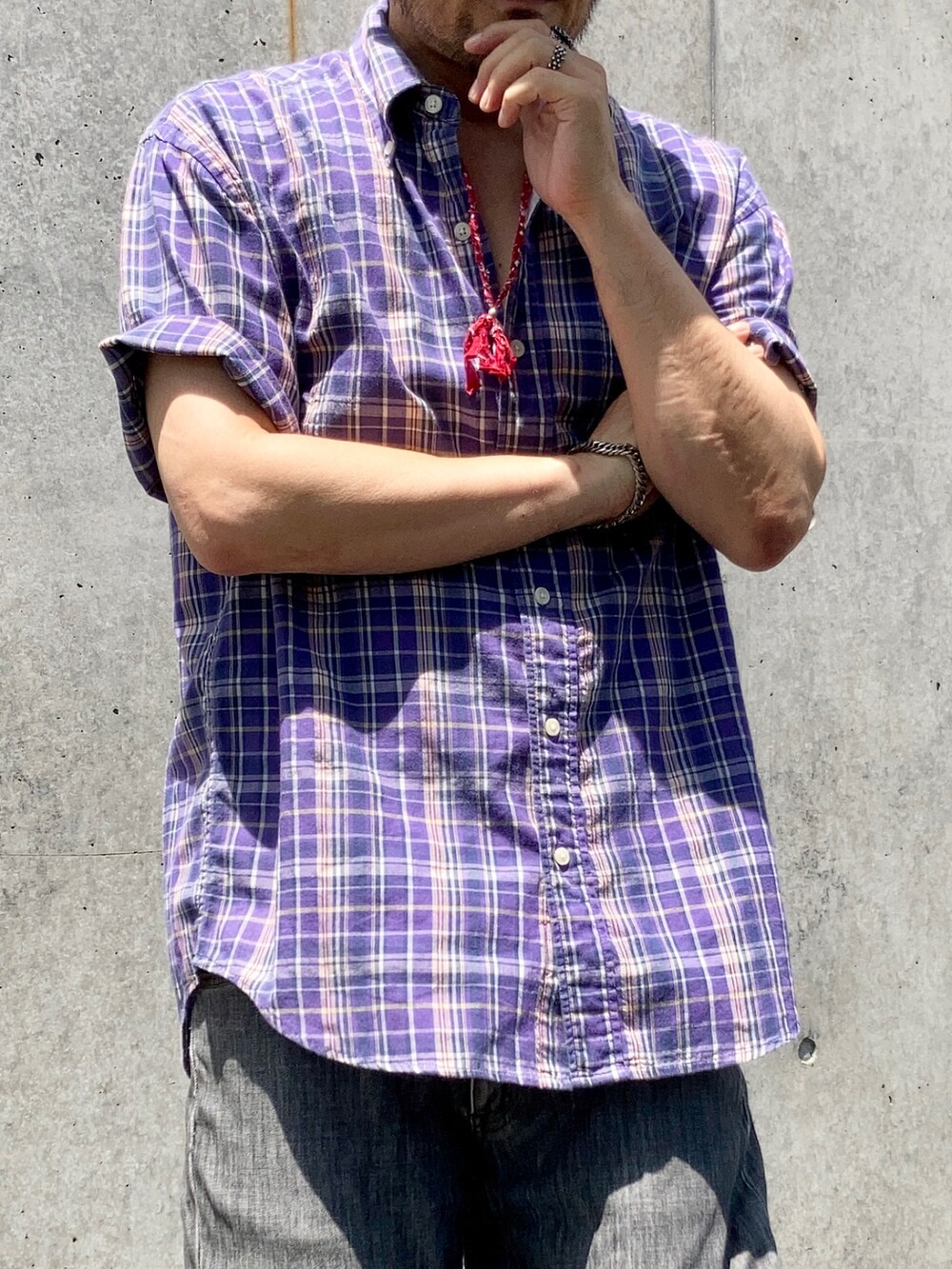 パープル系のシャツ/ブラウス、グレー系のデニムパンツ、ブラウン系のサンダルを着用したメンズの夏コーディネートの5枚目の写真