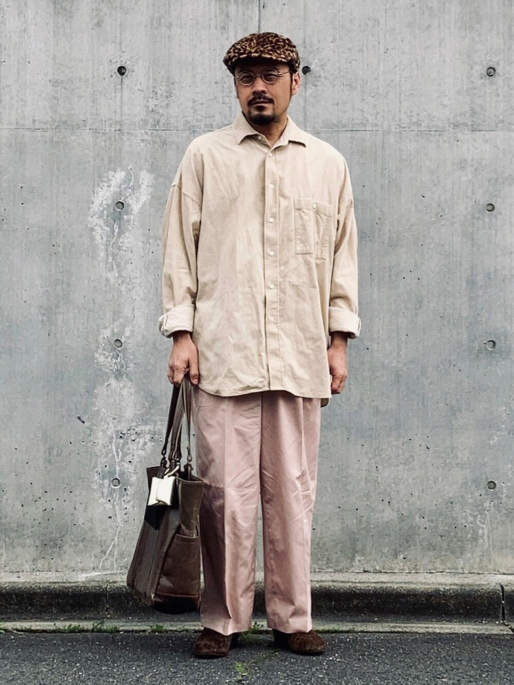 ベージュ系のシャツ/ブラウス、ピンク系のスラックス、ブラウン系のスリッポンを着用したメンズの春コーディネートの3枚目の写真