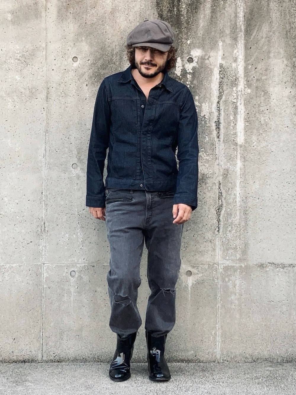 「秋服コーデ、ストリート、ワークスタイル、プチプラ、メンズファッション、ファッションを楽しもう、キャップ、キャスケット、ブラックデニム、ダメージデニムパンツ、ウエスタンブーツ、ブーツ、デニム、デニムオンデニム、ダブルデニム」｜「GUのsize L スリムダメージジーンズundercover（デニムパンツ、グレー系）」を使った、koppaさん（メンズ・169cm）の秋コーディネートの2枚目の写真