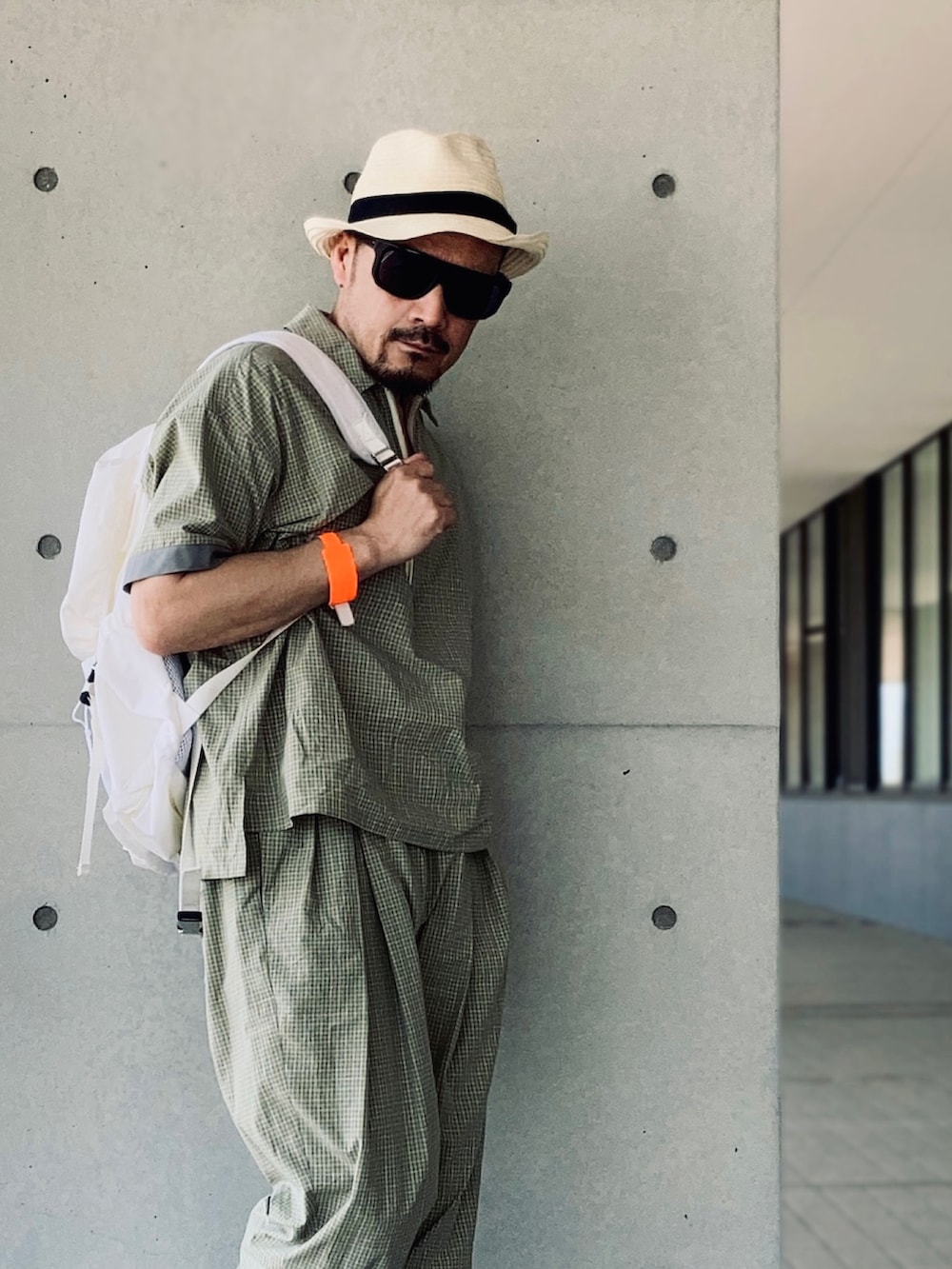 グリーン系のTシャツ/カットソー、グリーン系のその他パンツ、グレー系のサンダルを着用したメンズの春コーディネートの4枚目の写真