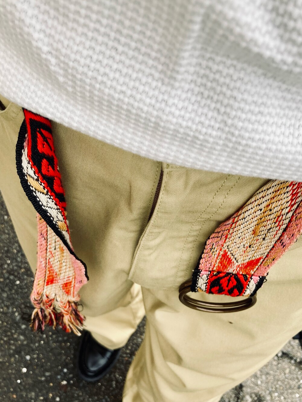 ホワイト系のTシャツ/カットソー、ベージュ系のチノパンツ、ブラック系のローファーを着用したメンズの夏コーディネートの4枚目の写真