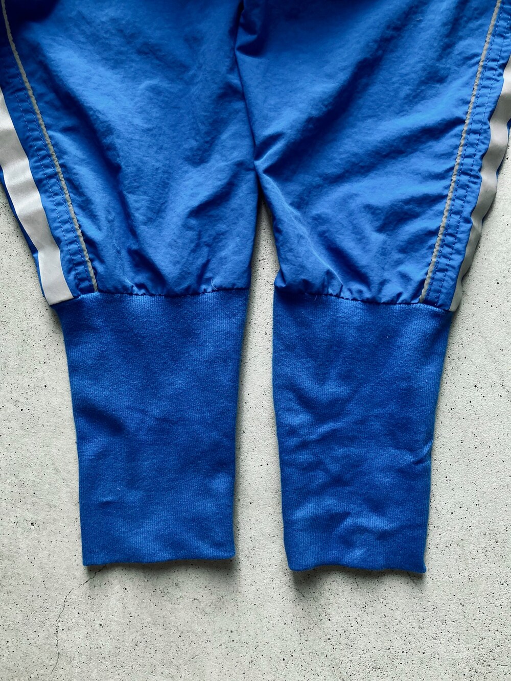 グレー系のテーラードジャケット、ブルー系のその他パンツ、ブラック系のブーツを着用したメンズの秋コーディネートの3枚目の写真