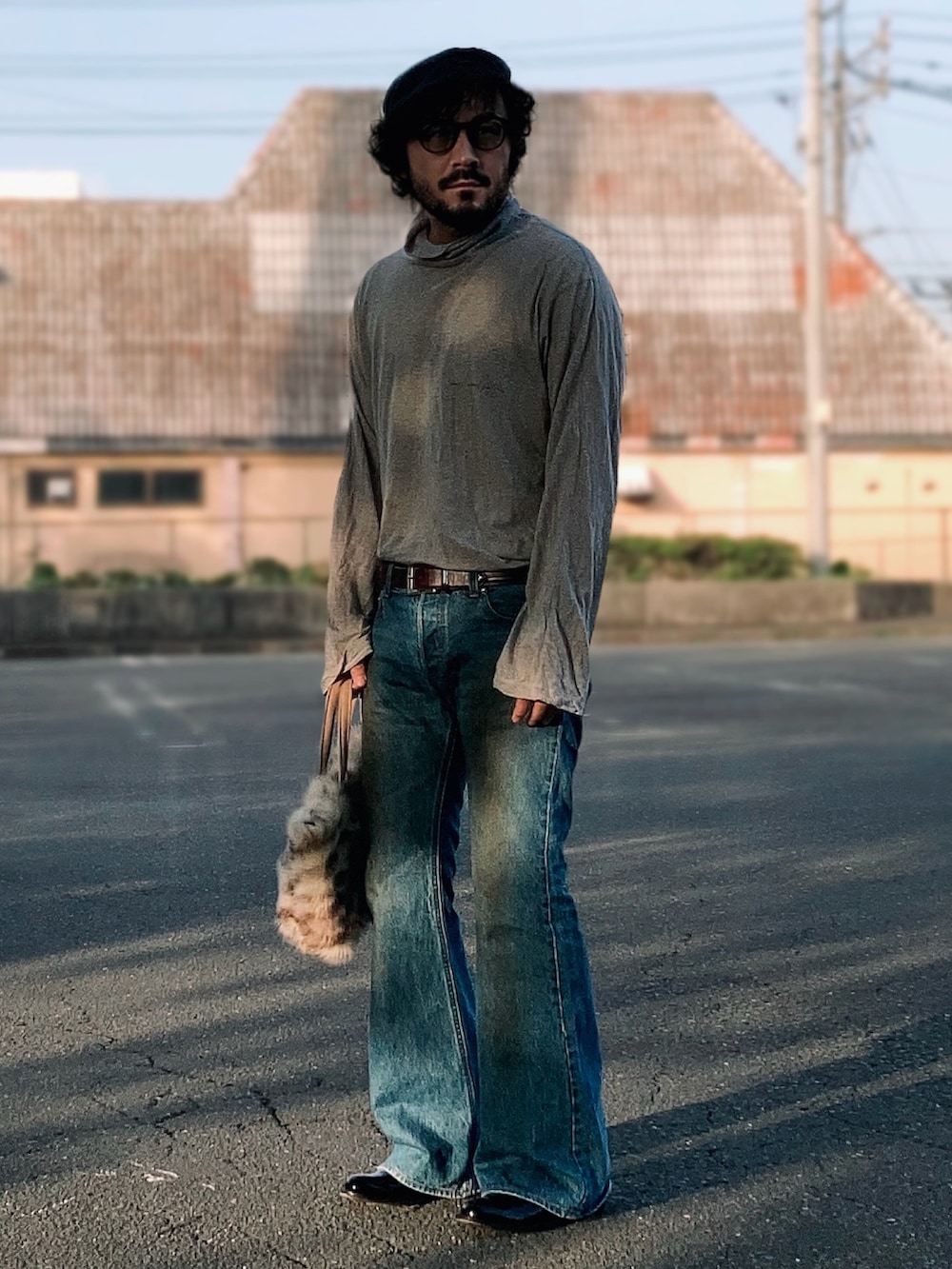 グレー系のTシャツ/カットソー、ブルー系のデニムパンツ、ブラック系のブーツを着用したメンズの春コーディネートの2枚目の写真
