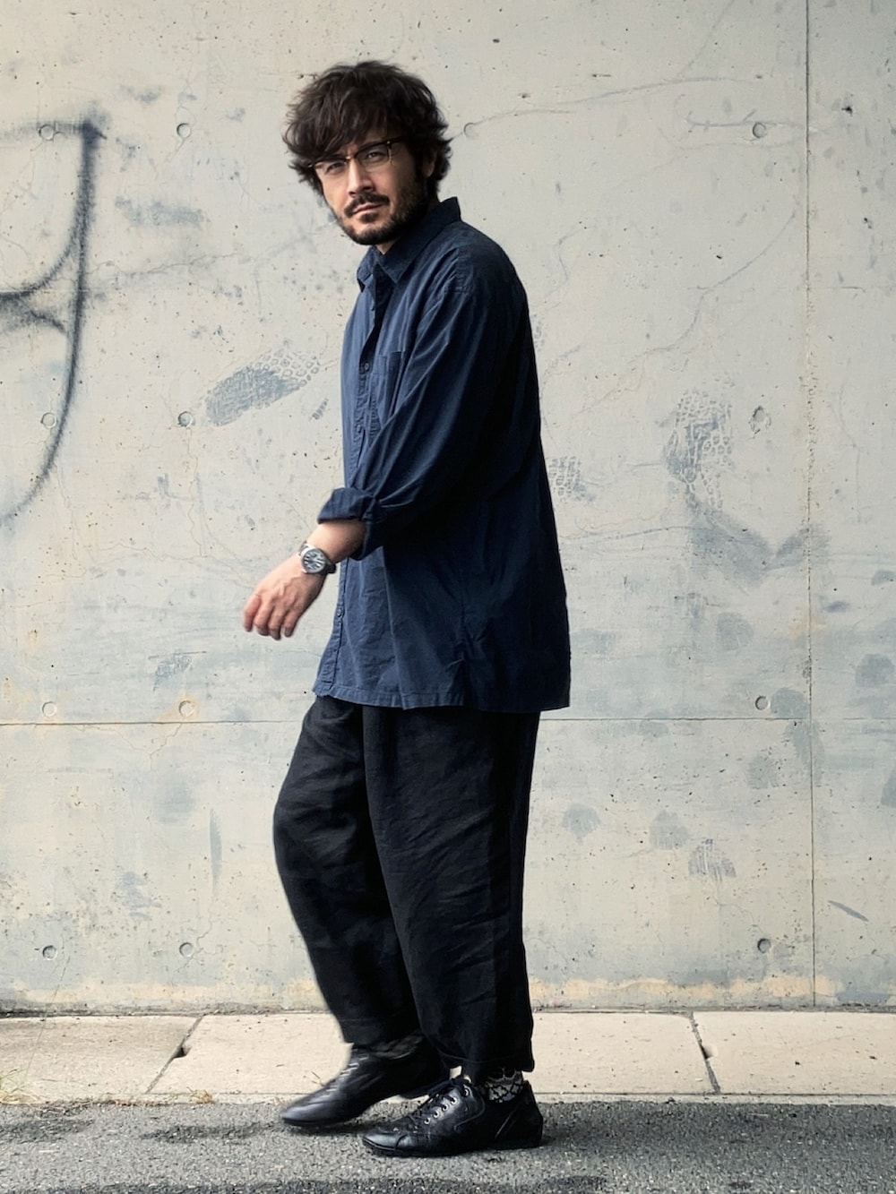 グレー系のシャツ/ブラウス、ブラック系のその他パンツ、ブラック系のスニーカーを着用したメンズの秋コーディネートの3枚目の写真