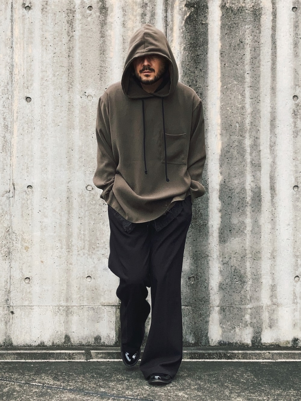 「春コーデ、ロンT、初春コーデ、春服コーデ、ファッションを楽しもう、オリーブ、フーディー、ワイドスラックス、落ち感、素材感◎、シンプル、モードストリート、春めき満開コーデ」｜「Song for the Muteのmade in Australia size48 着丈78 身幅60 肩幅52.5 袖丈60.5（パーカー、グレー系）」を使った、koppaさん（メンズ・169cm）の春コーディネートの4枚目の写真