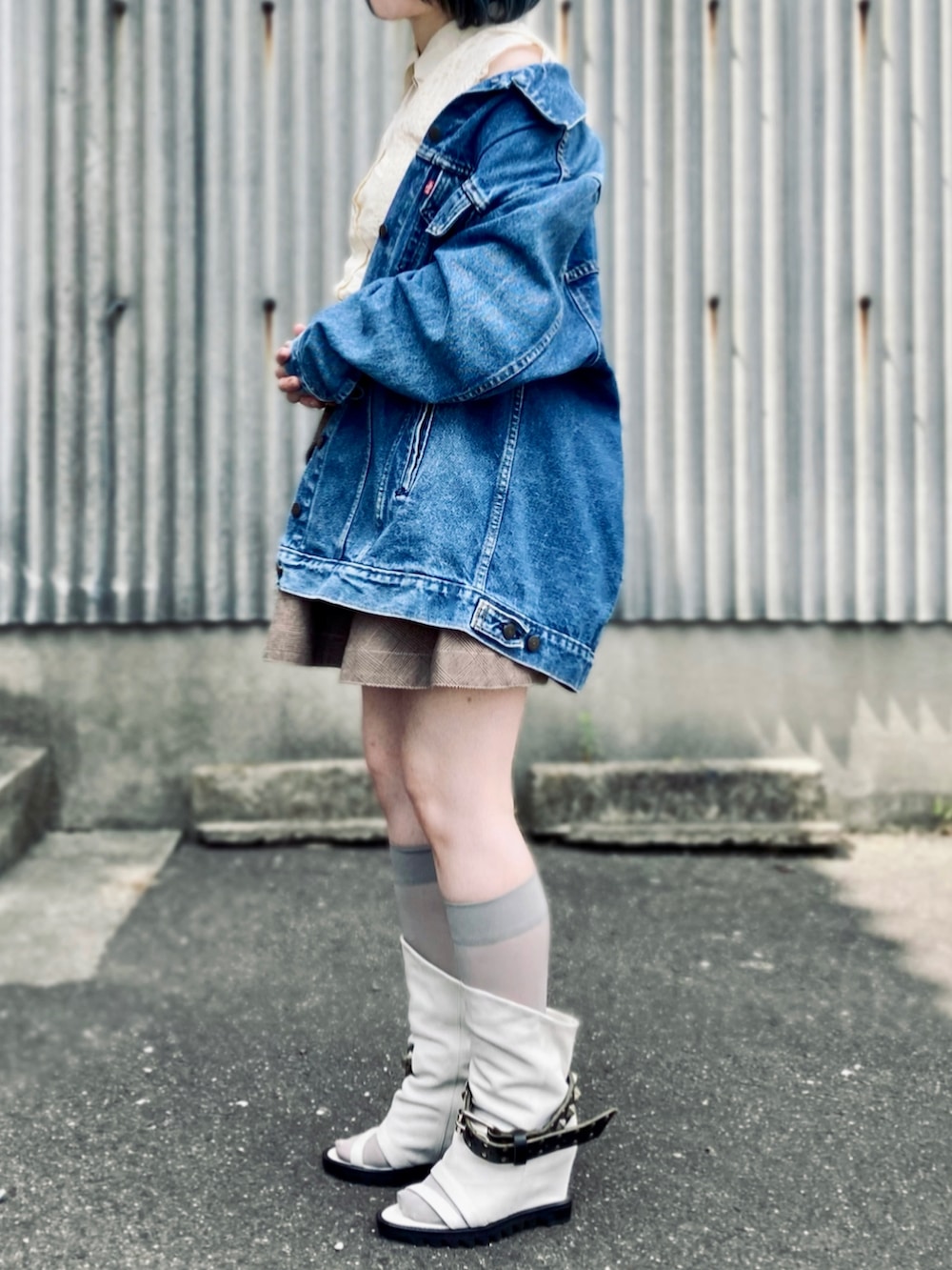 「デニム、Levis、ヴィンテージデニム、デニムジャケット、オーバーサイズ、レディース、古着女子、秋先取りコーデ、フリマ」｜「Levi'sのUSA製リーバイス size L 右前レディースモデル（デニムジャケット、ブルー系）」を使った、koppaさん（レディース・153cm）の夏コーディネートの4枚目の写真
