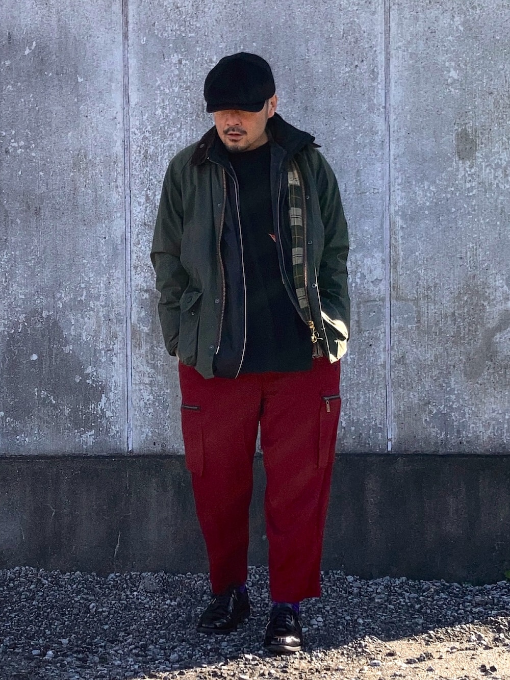 ブラック系のTシャツ/カットソー、ブラック系のベスト、グリーン系のその他アウターを着用したメンズの冬コーディネートの3枚目の写真