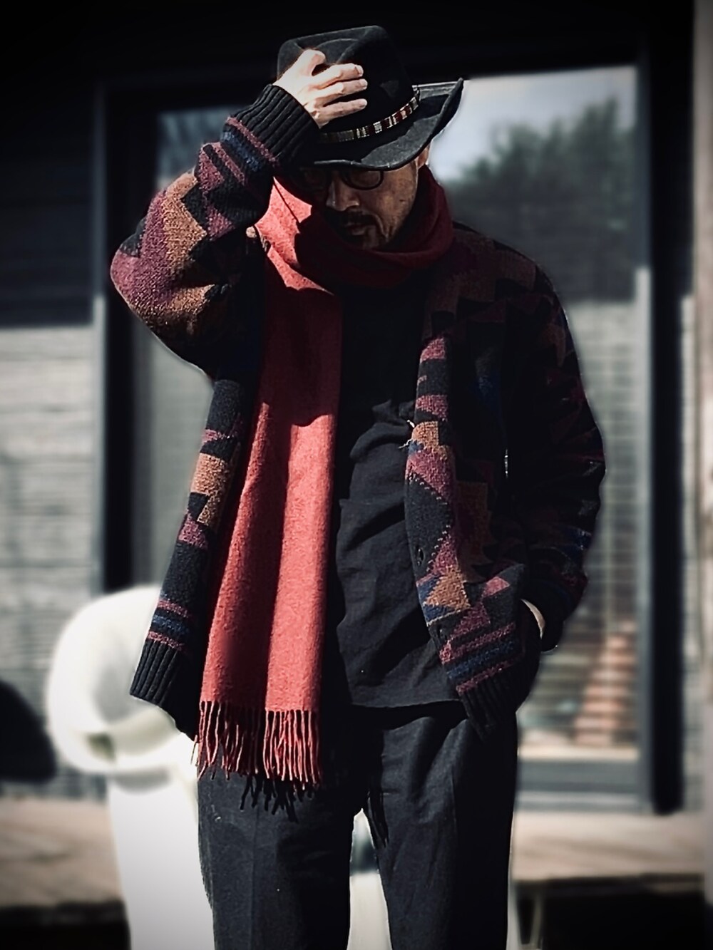 ブラック系のTシャツ/カットソー、ブラック系のカーディガン/ボレロ、ブラック系のスラックスを着用したメンズの冬コーディネートの4枚目の写真