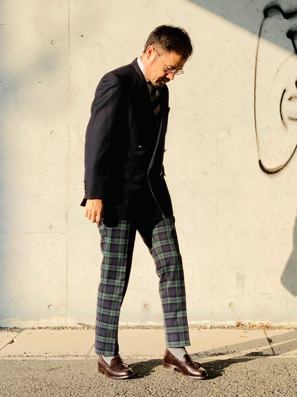 ホワイト系のシャツ/ブラウス、ブルー系のテーラードジャケット、グリーン系のスラックスを着用したメンズの秋コーディネートの3枚目の写真