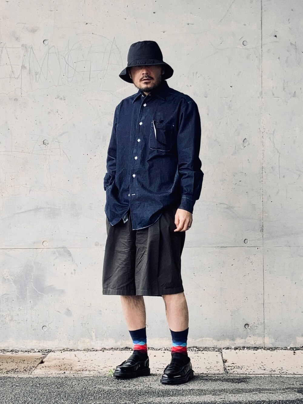 ブルー系のシャツ/ブラウス、ブラウン系のパンツ、ブラック系のローファーを着用したメンズの春コーディネートの3枚目の写真