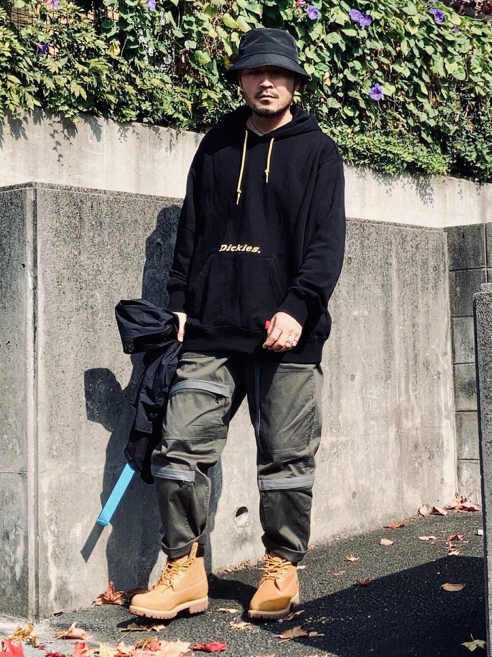 「カジュアル、アウトドア、アウトドアスタイル、パーカー、ストリート、ベスト、ワイドパンツ、ワークパンツ、ワークブーツ、秋服、バケットハット、ミリタリーパンツ、フーディー、ストリートコーデ、ドレカジバランス」|「Dickiesの【メンズ】裏起毛スウェットパーカー(パーカー、ブラック系)」を使った、koppaさん(メンズ・169cm)の秋コーディネートの4枚目の写真