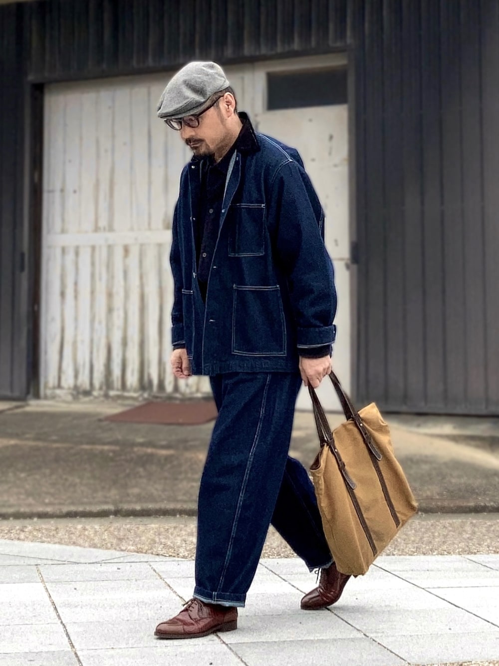 ブラック系のシャツ/ブラウス、ブルー系のデニムジャケット、ブルー系のデニムパンツを着用したメンズの秋コーディネートの3枚目の写真