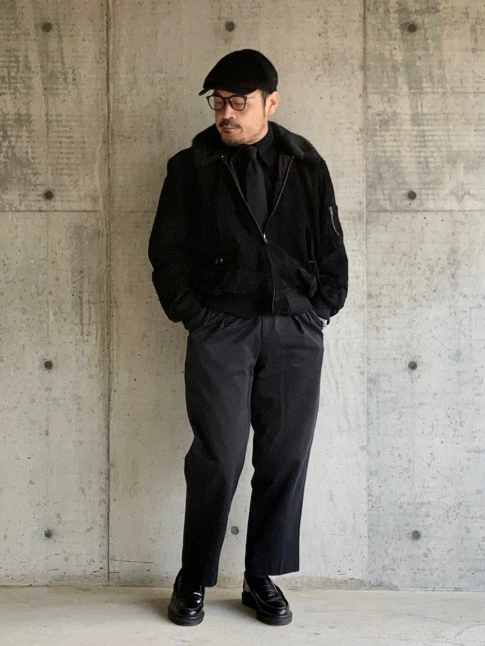 ブラック系のシャツ/ブラウス、ブラック系のブルゾン、ブラック系のパンツを着用したメンズの秋コーディネートの4枚目の写真