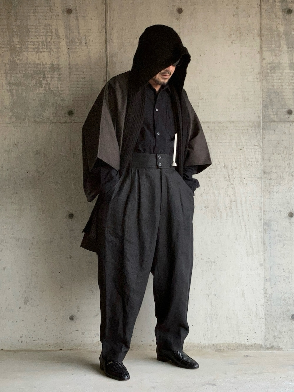 ブラック系のシャツ/ブラウス、ブラック系のその他パンツ、ブラック系のローファーを着用したメンズの冬コーディネートの2枚目の写真