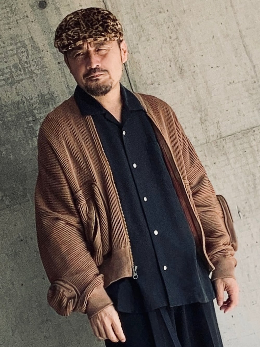 ブラック系のシャツ/ブラウス、ブラウン系のMA-1、ブラック系のスラックスを着用したメンズの秋コーディネートの4枚目の写真