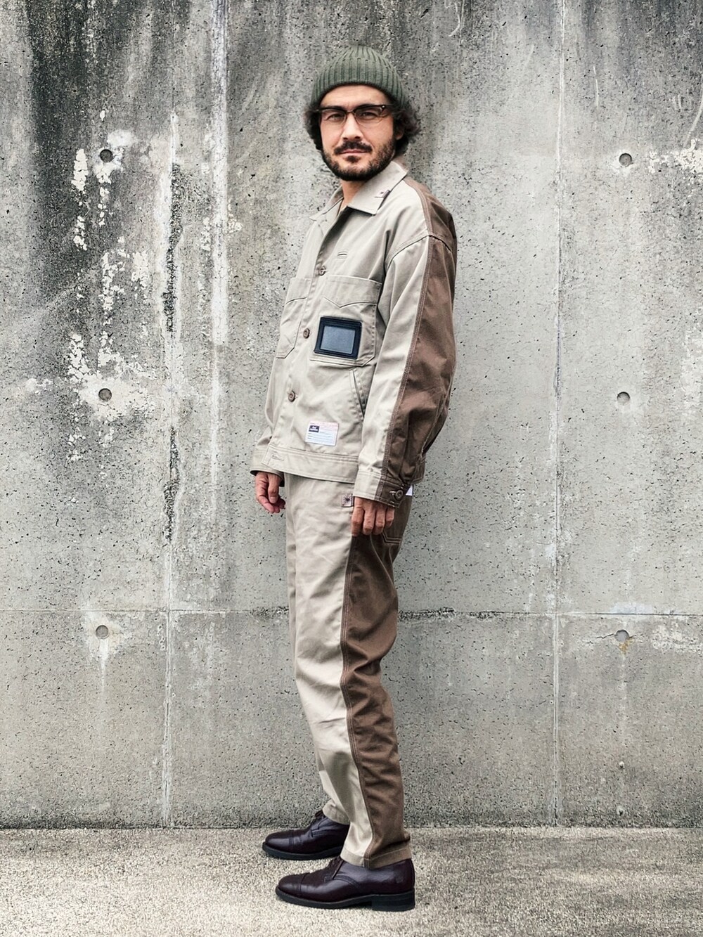 ベージュ系のその他アウター、ベージュ系のチノパンツ、レッド系のドレスシューズを着用したメンズの秋コーディネートの4枚目の写真