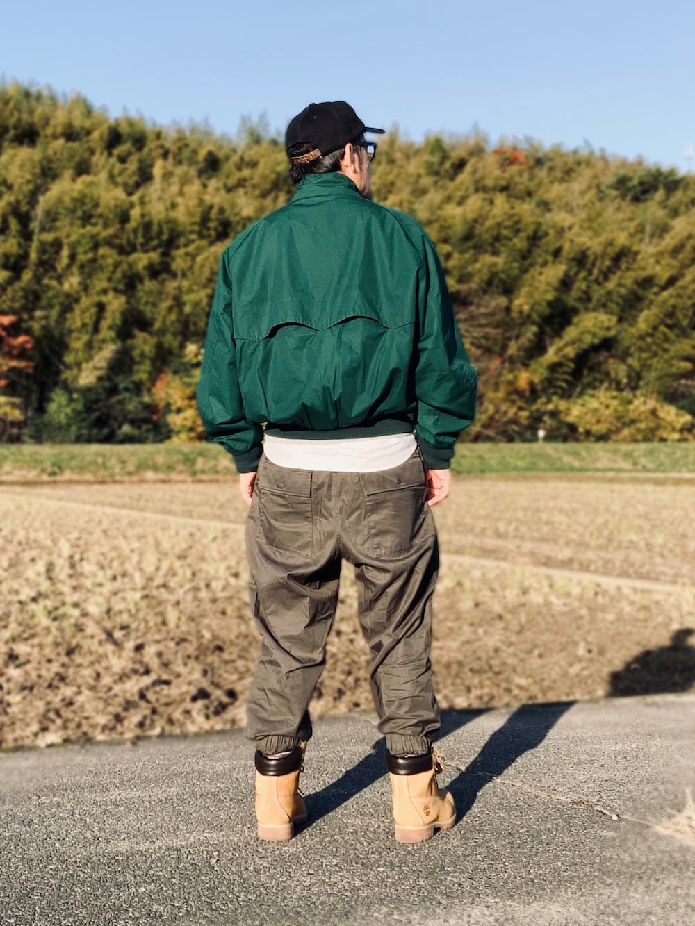 ホワイト系のシャツ/ブラウス、グレー系のスウェット、グリーン系のブルゾンを着用したメンズの秋コーディネートの4枚目の写真