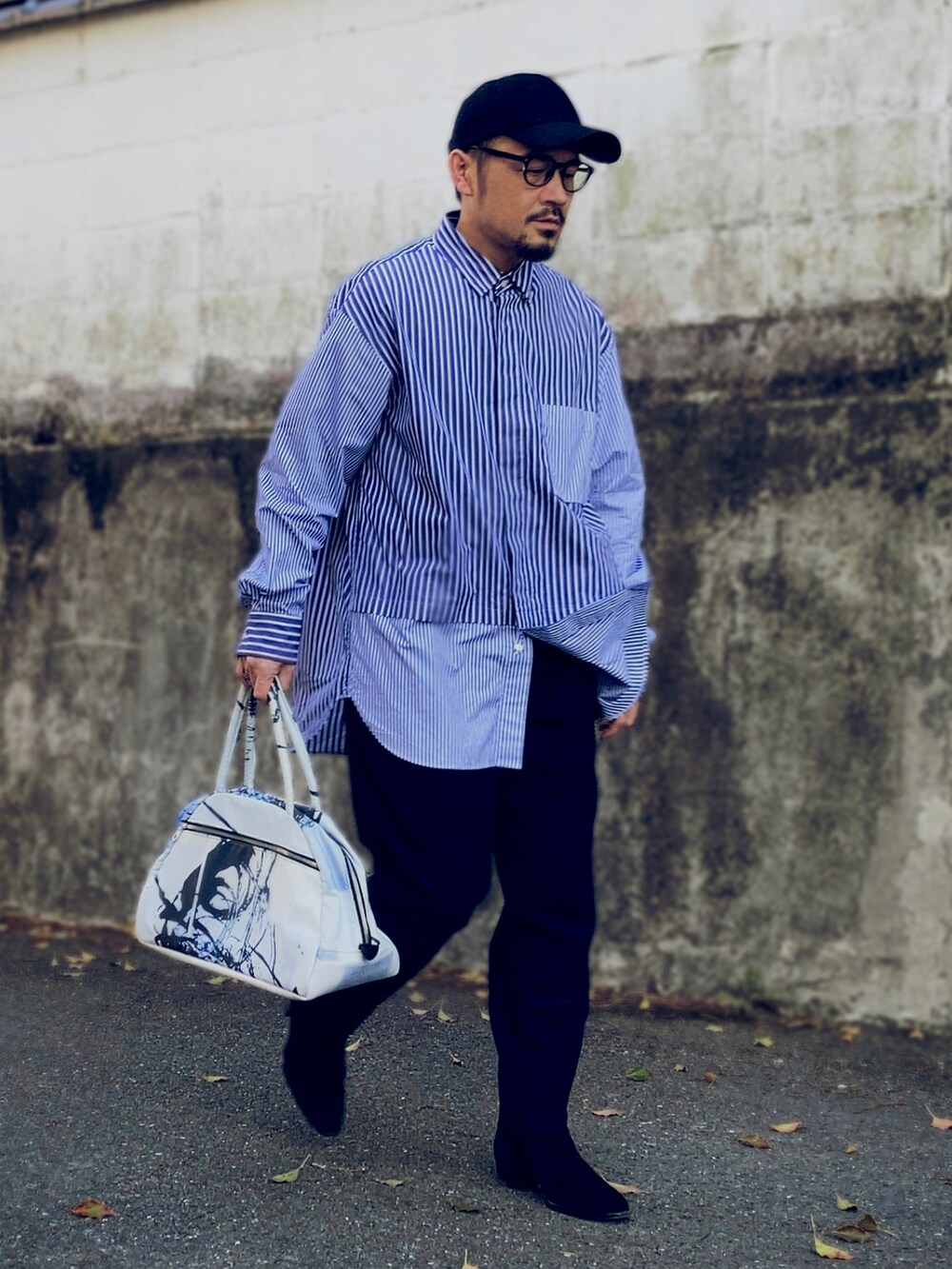 ブルー系のシャツ/ブラウス、ブラック系のスラックス、ブラック系のブーツを着用したメンズの春コーディネートの2枚目の写真