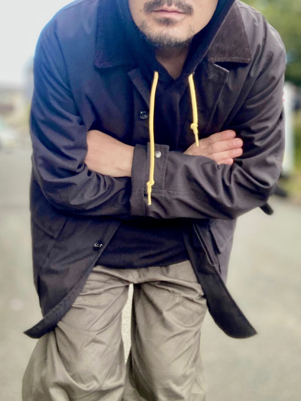 ブラック系のパーカー、ブラック系のナイロンジャケット、グリーン系のその他パンツを着用したメンズの冬コーディネートの4枚目の写真