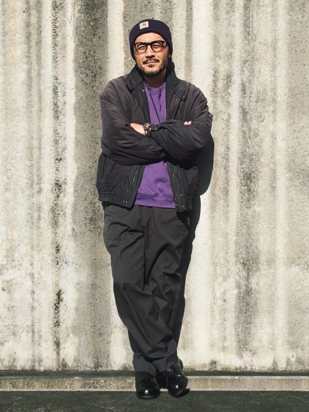 ブルー系のその他パンツ、パープル系のスウェット、グレー系のブルゾンを着用したメンズの春コーディネートの2枚目の写真