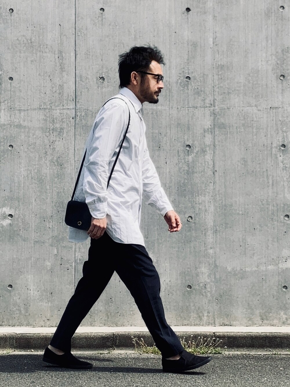 「シャツスタイル、モード、はじめましてコーデ、Taiwan、プチプラ、白シャツ、スラックス、united arrows、SOPHNET.、UNIQLO、アクセサリー、メガネ男子、オールドコーチ、レザーバッグ、春夏コーデ」｜「UNITED ARROWSのDistrict size42（シャツ/ブラウス、ホワイト系）」を使った、koppaさん（メンズ・169cm）の春コーディネートの2枚目の写真