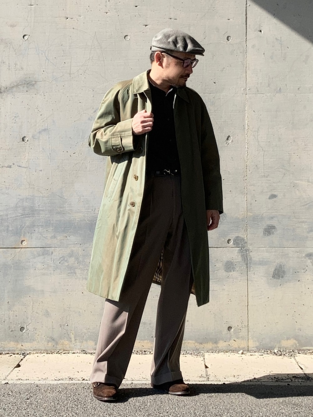 その他のステンカラーコート、グレー系のスラックス、ブラウン系のドレスシューズを着用したメンズの冬コーディネートの2枚目の写真