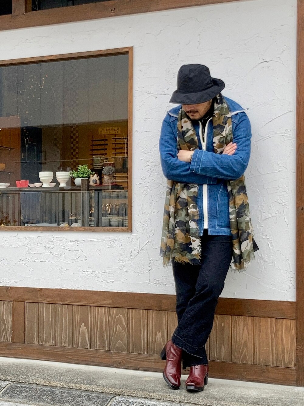 ブラック系のニット/セーター、ブルー系のデニムジャケット、ブラック系のその他パンツを着用したメンズの冬コーディネートの2枚目の写真